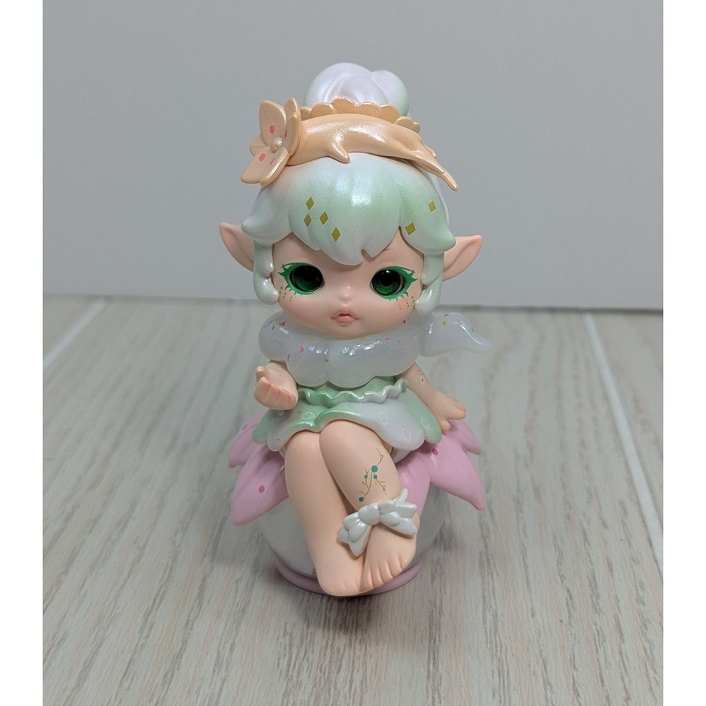 FLORA Compendium of Materia Medica Blind Box White Ginseng Figure only green